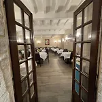 Logis Hôtel Restaurant La Vieille Auberge, Art&Gallery Hotel