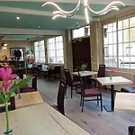 Hotel Logis Hotel Restaurant Bistronomique La Vieille Auberge, 3*