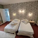 Hotel Logis Hotel Restaurant Bistronomique La Vieille Auberge, 3*