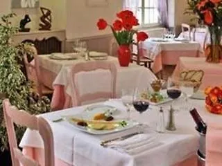 Logis Restaurant La Vieille Auberge, Art And Gallery فندق