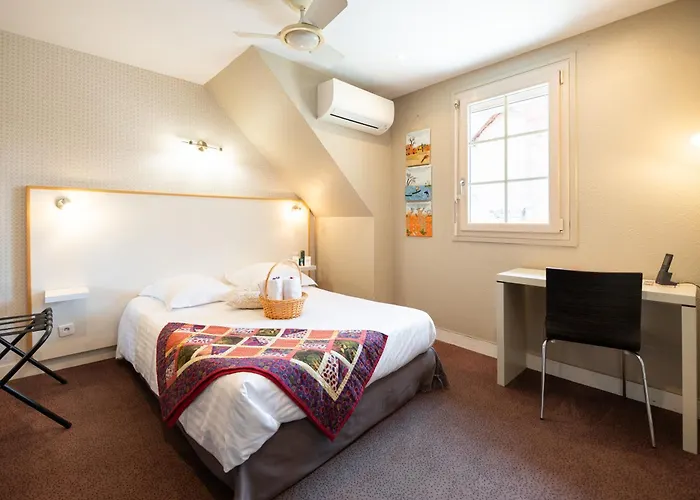 Hotel Logis Restaurant La Vieille Auberge, Art And Gallery