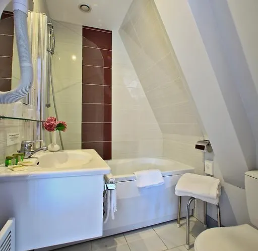 Hotel Logis Hotel Restaurant Bistronomique La Vieille Auberge, 3*